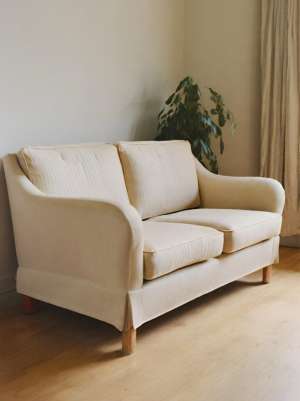 Ein Zweisitzer-Sofa symbolisiert eine Paarberatung